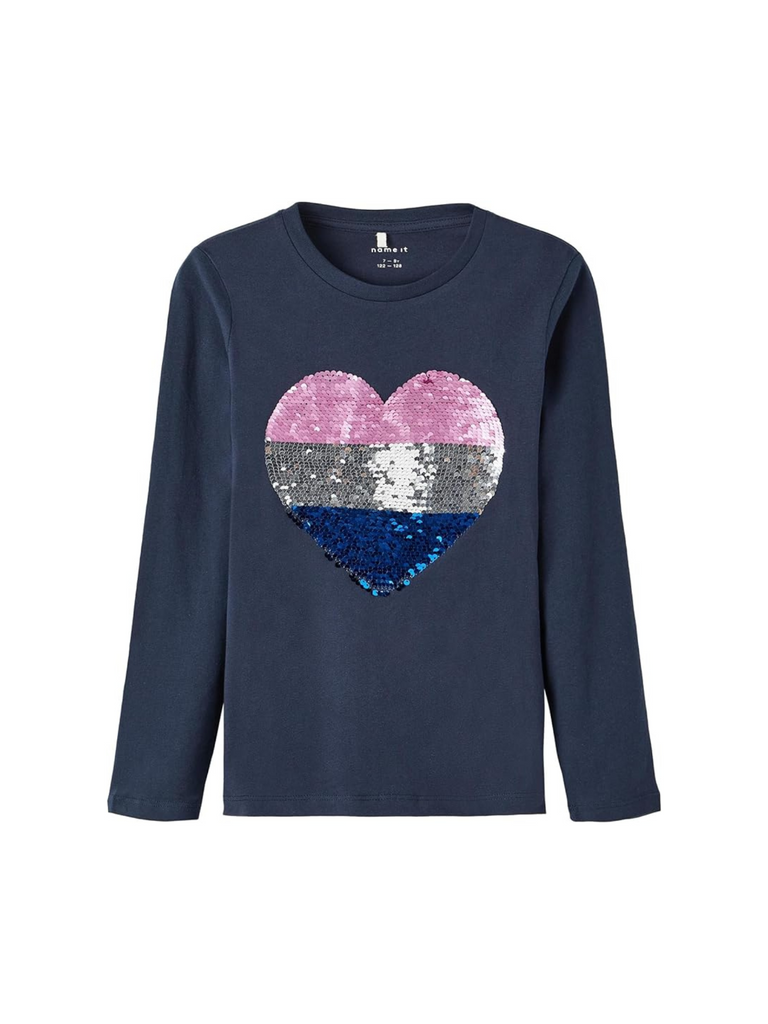 voorkant shirt voor meisjes in donkerblauw. afgewerkt met pailletten hart. merk name it