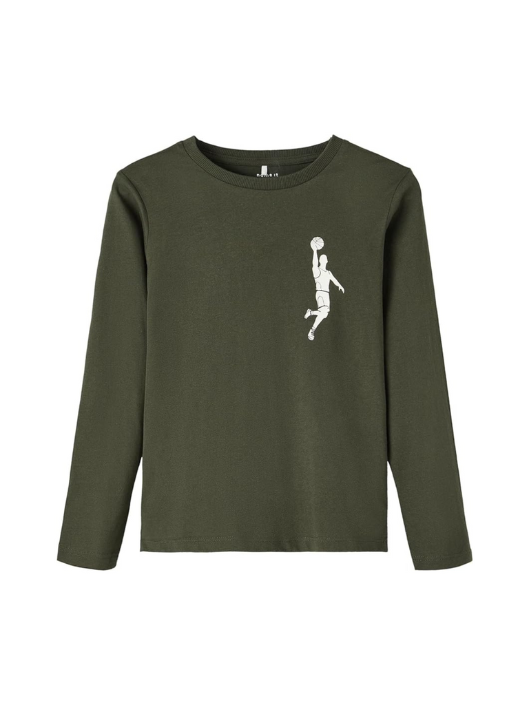 Voorkant blouse militair groen met basketbal print. merk name it. Merkkleding voor kids.