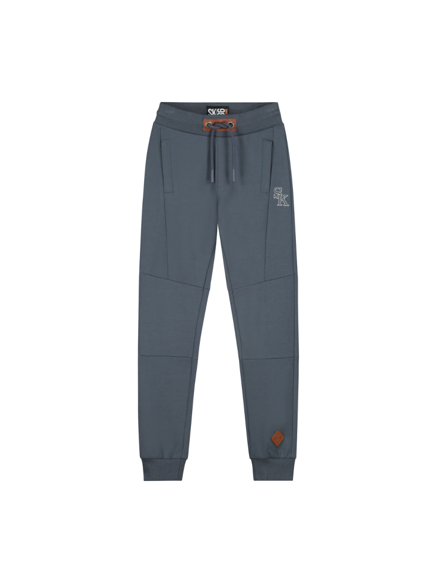 Joggingbroek voor jongens in het grijs van SKURK zomercollectie 2025
