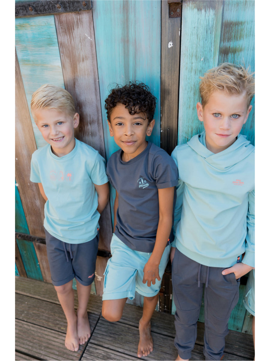 Joggingbroek voor jongens in het grijs van SKURK zomercollectie 2025