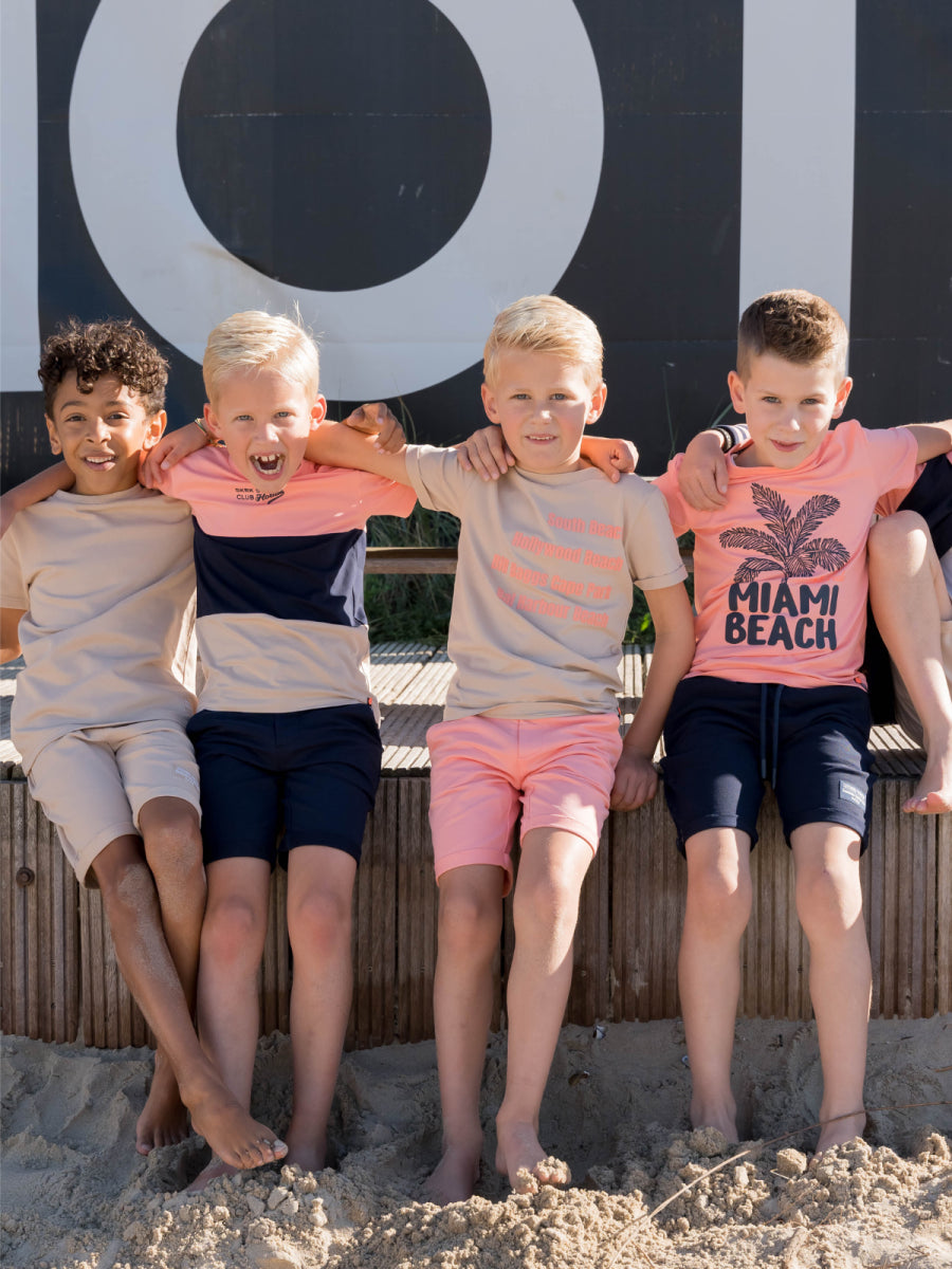 Short in koraal voor jongens van SKURK zomercollectie 2025
