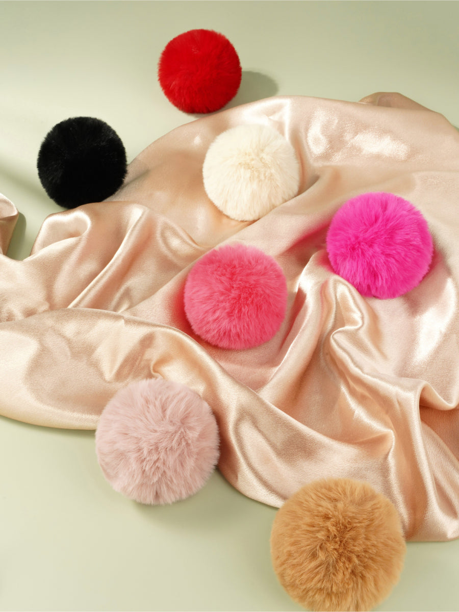 Sleutelhangers in de vorm van fluffy balletjes in verschillende kleuren voor meisjes en dames